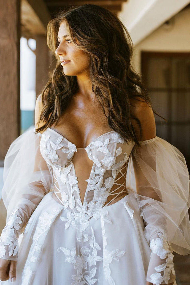 Gorgeous Ball Gown Off the Shoulder Tulle Beach Wedding Dresses with Appliques