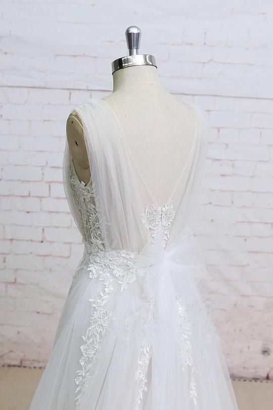 Elegant Ivory A Line Plunging Neckline Lace Appliqued Flowers Tulle Wedding Dresses