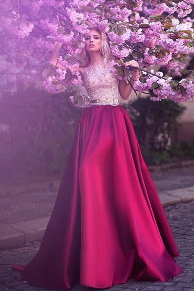 Romantic A-Line Jewel Rose Red Satin Round Neck Prom Dresses with Lace Appliques