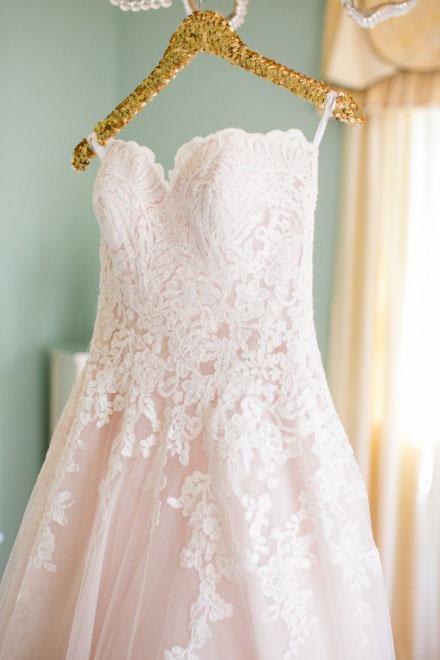 Stunning A-Line Spaghetti Straps Sleeveless High-Low Appliques Wedding Dress